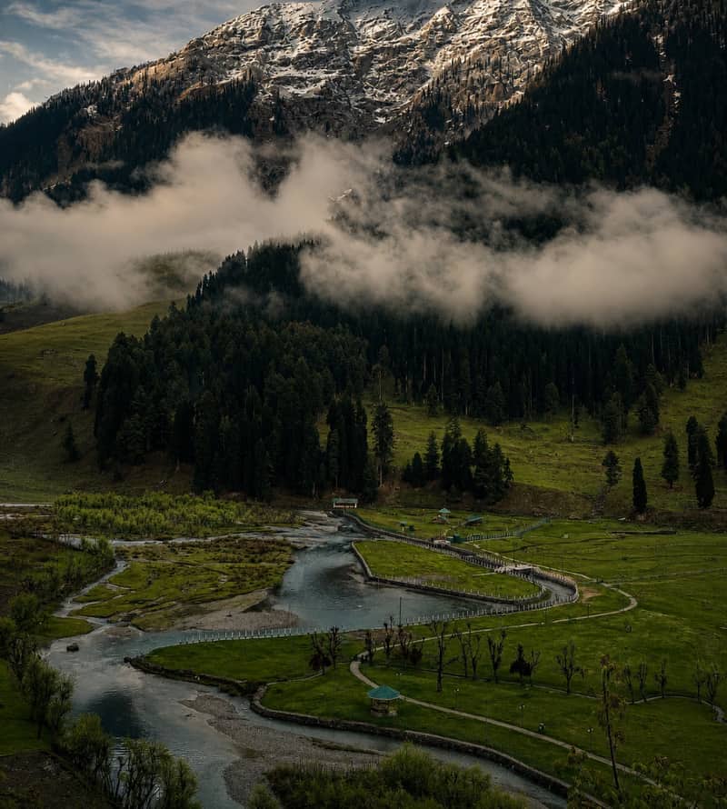 Doodhpathri — lush green meadow with flowing streams